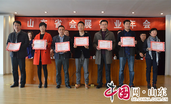 點(diǎn)擊圖片翻到下一頁>> 山東省會(huì)展行業(yè)年會(huì)舉行 發(fā)布《2015山東省會(huì)展業(yè)發(fā)展報(bào)告》